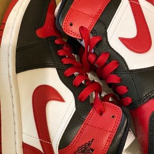 WMNS AIR JORDAN 1 mid in a 6.5 black/gym red white